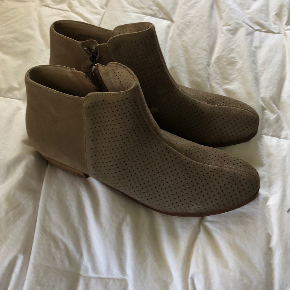 Soft walk women’s boots tan suede size 11N